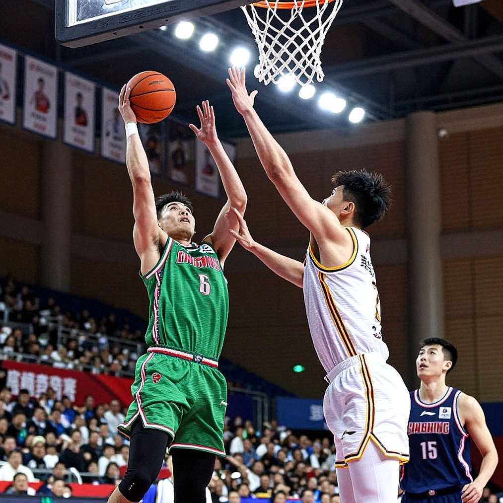 SuperCup ra đời ở Abu Dhabi: 92-90, và bàn tay không kịp mở