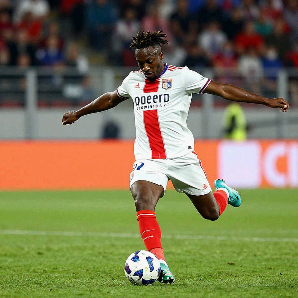 Vì sao phòng thay đồ Real Madrid từng tin Vinícius Júnior sẽ đến Arsenal, và vì sao anh vẫn ở lại?