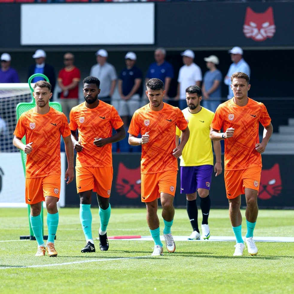 Bạo lực sân cỏ V-League: Khi án treo còi không có chữ ký