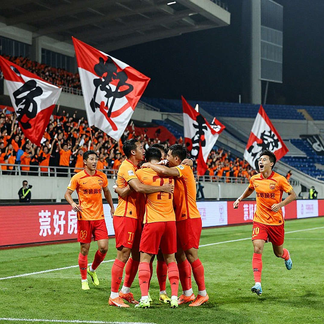 Two Overseas Vietnamese Names in Kim Sang Sik's Squad: One Free Transfer and One 1m90 Gamble