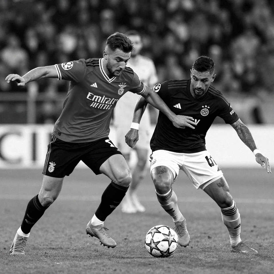 Ba tiếng trước giờ bóng lăn: Míchel Sánchez và cuộc chuyển giao quyền biết trước ở Ajax