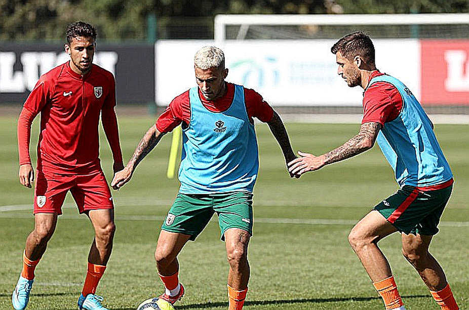 Santiago Bueno ở América: Độ cao, khoảng trống hàng thủ và giới hạn của sự kiên nhẫn Santiago Bueno ở América: Độ cao, khoảng trống hàng thủ và giới hạn của sự kiên nhẫn